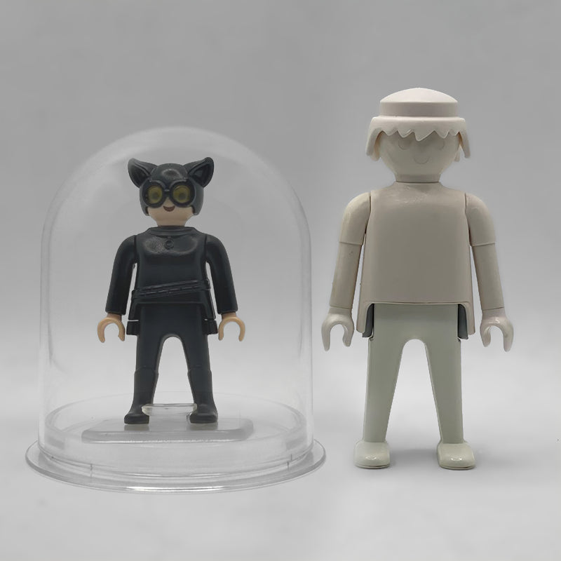Playmobil Catwoman FCO976 - comparativa de tamano de la urna junto a una figura Playmobil estandar