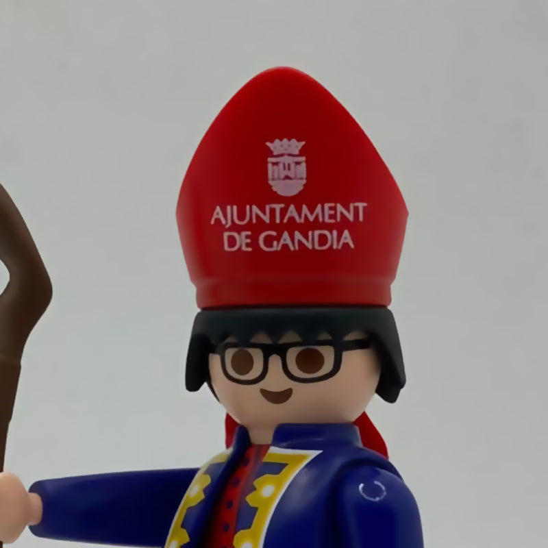 Playmobil Tio de la Porra Gandia FCO981 - detalle de la mitra roja con el escudo y el rotulo Ajuntament de Gandia