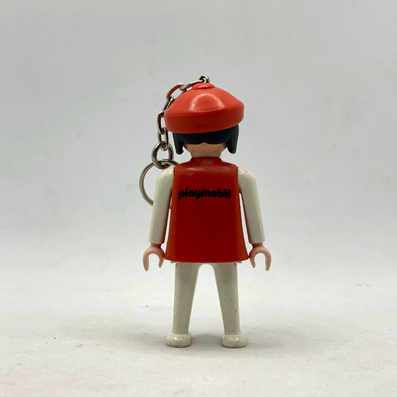 Llavero Playmobil vintage Campesina Roja 30664160 por detrás, con el logotipo de Playmobil en la espalda y su cadena metálica