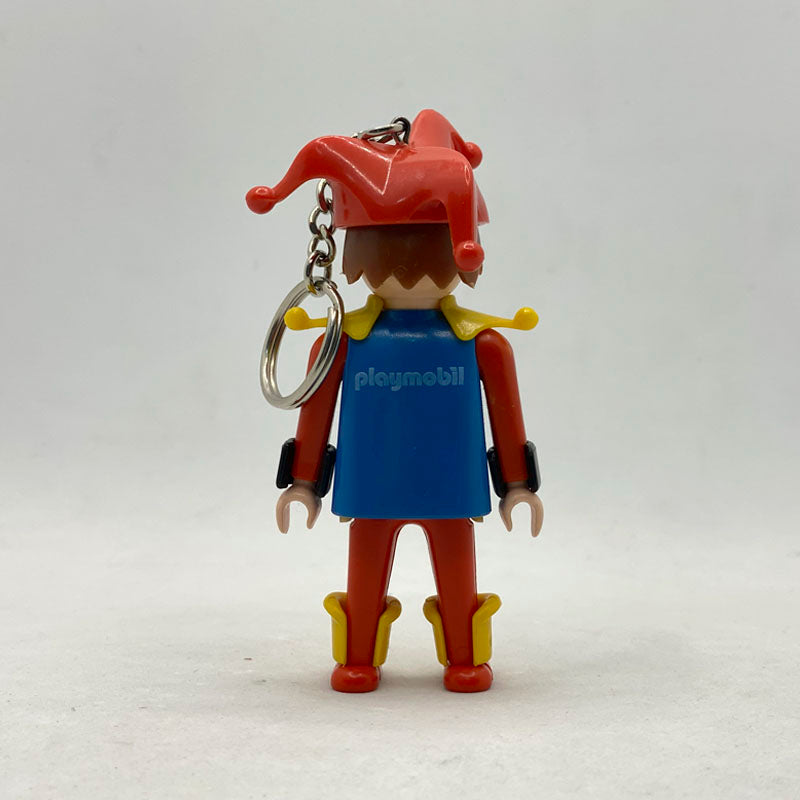 Llavero Playmobil vintage Bufón Arlequín 7605 por detrás, con el logotipo de Playmobil en el peto azul y su cadena metálica