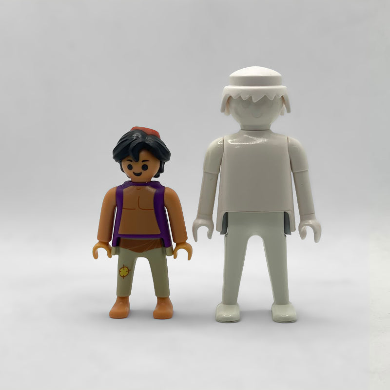Comparativa de tamaño: la minifigura de Aladín FCO986 junto a un Playmobil blanco estándar, que no está incluido