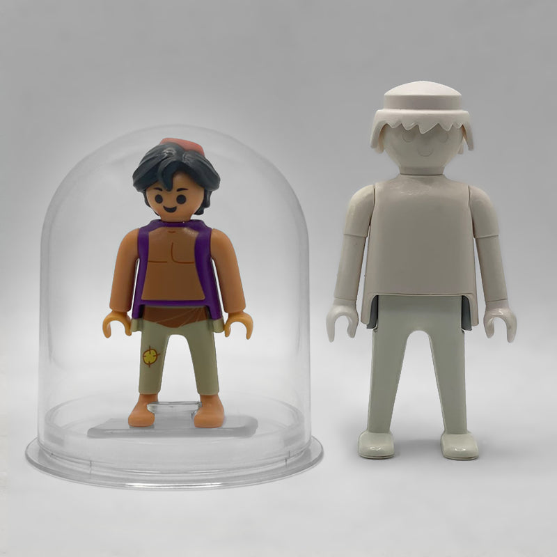 Comparativa de tamaño: Aladín FCO1004 dentro de su urna junto a una figura Playmobil estándar blanca, no incluida