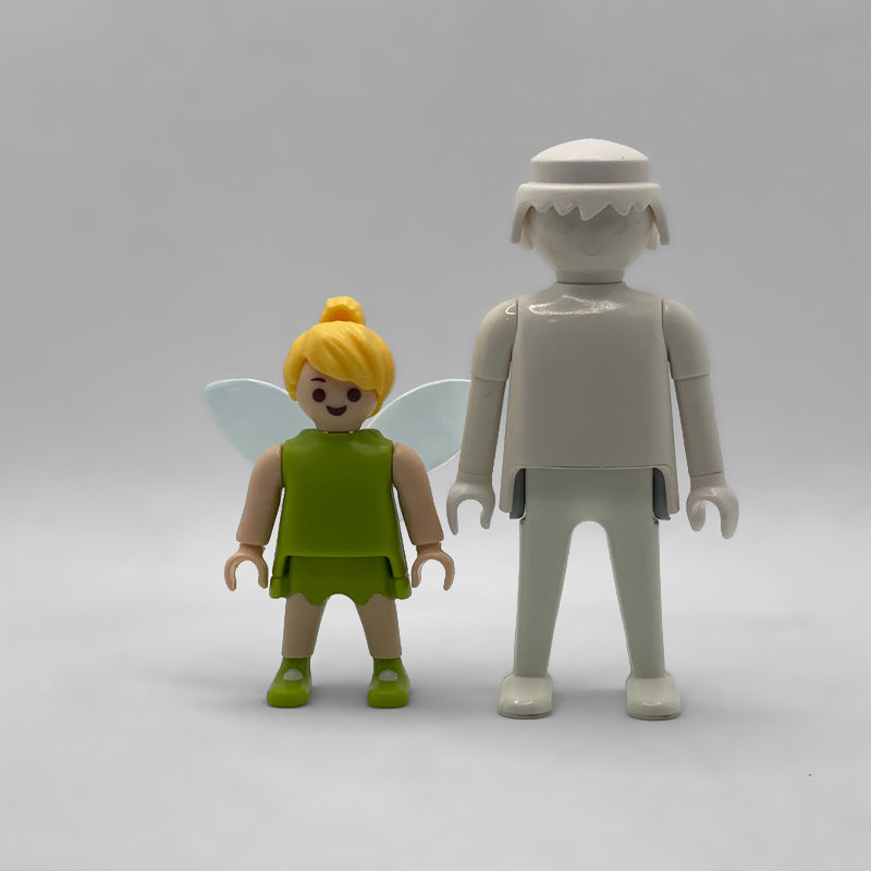 Comparativa de tamaño: la minifigura de Campanilla FCO988 junto a un Playmobil blanco estándar, que no está incluido