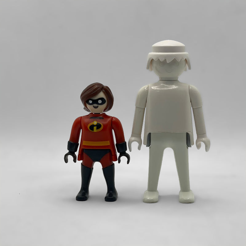 Comparativa de tamaño: minifigura Elastigirl FCO995 junto a una figura Playmobil estándar blanca, no incluida