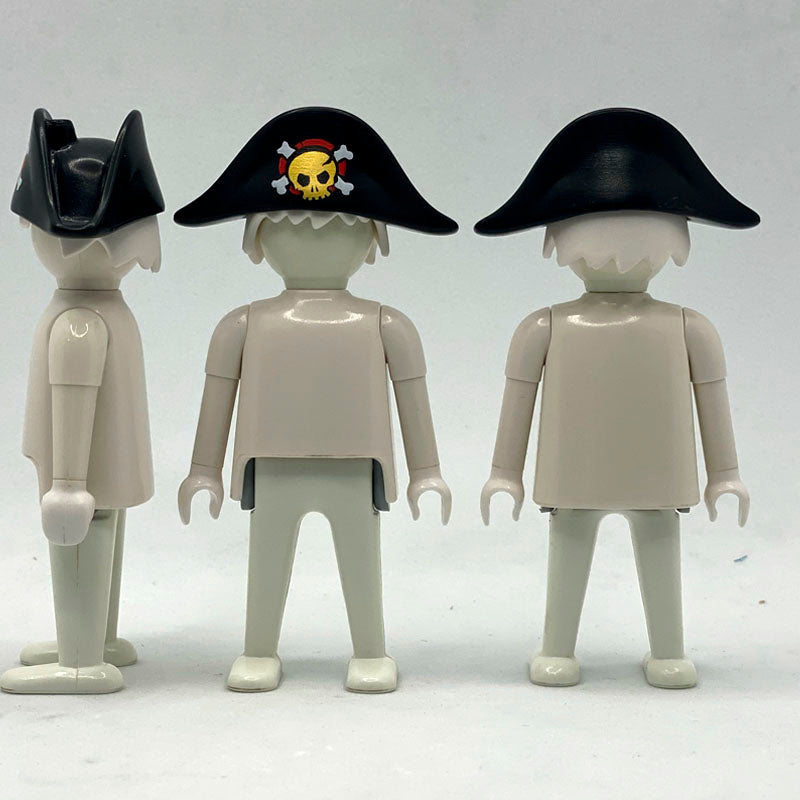 Playmobil Sombrero Pirata SOM142: el mismo sombrero bicornio fotografiado de perfil, frente y trasera, con la calavera del pañuelo rojo y los huesos cruzados