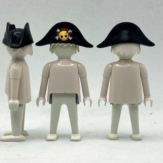 Playmobil Sombrero Pirata SOM142: el mismo sombrero bicornio fotografiado de perfil, frente y trasera, con la calavera del pañuelo rojo y los huesos cruzados