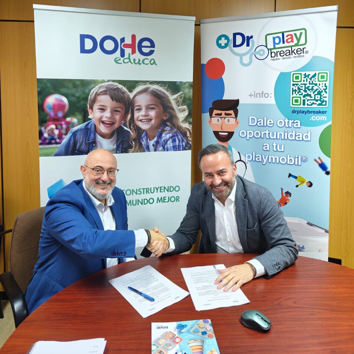 La alianza refuerza la presencia de Playmobil® en el sector educativo y amplía la oferta de Dr playbreaker, integrando sostenibilidad, economía circular y aprendizaje práctico. DOHE, empresa líder en el diseño y fabricación de material escolar con licencia Playmobil®, y Dr playbreaker®, especializada en el fomento de la economía circular en el sector juguetero, anuncian un acuerdo de colaboración para la distribución en exclusiva de los productos escolares Playmobil® de DOHE en el canal juguetero por parte de Dr playbreaker®. Mientras DOHE continuará distribuyendo en librerías, papelerías y canal tradicional, Dr playbreaker se convierte en el distribuidor exclusivo para jugueterías, reforzando su oferta educativa y sostenible dentro del universo Playmobil®. Este acuerdo supone un hito dentro del sector, ya que une dos líneas complementarias: la amplia gama de material educativo y escolar de DOHE: agendas, cuadernos, estuches, material de organización y papelería con licencia oficial Playmobil®, con la misión de Dr playbreaker® de fomentar la economía circular en el mundo del juguete a través de talleres, recuperación de piezas, recogidas solidarias y acciones formativas. La alianza abre la puerta a que los productos escolares Playmobil® se integren en actividades didácticas, talleres medioambientales y proyectos educativos impulsados por Dr playbreaker®. Dr playbreaker®, conocido por sus programas de recuperación de juguetes, reciclaje y reutilización de juguetes, así como por la herramienta playbreaker®, diseñada para desmontar y arreglar figuras Playmobil®, incorpora ahora un catálogo escolar oficial que refuerza su estrategia educativa. Sus talleres, que ya han formado a cientos de niños en economía circular, seguridad del juguete y recogida responsable, sumarán nuevo material de apoyo para centros educativos, asociaciones y entidades que colaboran en la sensibilización medioambiental. Las iniciativas en materia de sostenibilidad promovidas por Dr playbreaker® se han consolidado en los últimos años, posicionándose en su papel como agente educativo gracias a su presencia en reconocidas exposiciones y ferias de Playmobil. Solo en 2024 y 2025 ha llevado sus talleres a eventos multitudinarios como la Exposición Playmobil de Gandía (con cientos de visitantes y una participación masiva en sus actividades) y las 3ª y 4ª Exposiciones Playmobil de Carcaixent, ambas centradas en la sostenibilidad, la solidaridad y la divulgación del reciclaje del juguete. En estos encuentros, niños y niñas han podido desmontar, reparar y reconstruir figuras Playmobil®, aprender sobre el uso de plásticos reciclados, la separación de residuos y el valor de dar una segunda vida a los juguetes. Gracias a esta alianza, tanto DOHE como Dr playbreaker® avanzan hacia un modelo educativo y comercial más sólido, sostenible y conectado con las nuevas generaciones. La unión de ambos refuerza el mensaje de que el juego, la educación y la sostenibilidad pueden caminar juntos, ofreciendo a familias, jugueterías y centros educativos nuevas oportunidades para aprender, jugar y cuidar del planeta.