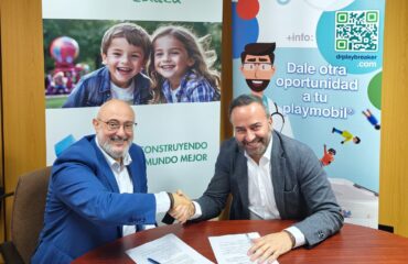 La alianza refuerza la presencia de Playmobil® en el sector educativo y amplía la oferta de Dr playbreaker, integrando sostenibilidad, economía circular y aprendizaje práctico. DOHE, empresa líder en el diseño y fabricación de material escolar con licencia Playmobil®, y Dr playbreaker®, especializada en el fomento de la economía circular en el sector juguetero, anuncian un acuerdo de colaboración para la distribución en exclusiva de los productos escolares Playmobil® de DOHE en el canal juguetero por parte de Dr playbreaker®. Mientras DOHE continuará distribuyendo en librerías, papelerías y canal tradicional, Dr playbreaker se convierte en el distribuidor exclusivo para jugueterías, reforzando su oferta educativa y sostenible dentro del universo Playmobil®. Este acuerdo supone un hito dentro del sector, ya que une dos líneas complementarias: la amplia gama de material educativo y escolar de DOHE: agendas, cuadernos, estuches, material de organización y papelería con licencia oficial Playmobil®, con la misión de Dr playbreaker® de fomentar la economía circular en el mundo del juguete a través de talleres, recuperación de piezas, recogidas solidarias y acciones formativas. La alianza abre la puerta a que los productos escolares Playmobil® se integren en actividades didácticas, talleres medioambientales y proyectos educativos impulsados por Dr playbreaker®. Dr playbreaker®, conocido por sus programas de recuperación de juguetes, reciclaje y reutilización de juguetes, así como por la herramienta playbreaker®, diseñada para desmontar y arreglar figuras Playmobil®, incorpora ahora un catálogo escolar oficial que refuerza su estrategia educativa. Sus talleres, que ya han formado a cientos de niños en economía circular, seguridad del juguete y recogida responsable, sumarán nuevo material de apoyo para centros educativos, asociaciones y entidades que colaboran en la sensibilización medioambiental. Las iniciativas en materia de sostenibilidad promovidas por Dr playbreaker® se han consolidado en los últimos años, posicionándose en su papel como agente educativo gracias a su presencia en reconocidas exposiciones y ferias de Playmobil. Solo en 2024 y 2025 ha llevado sus talleres a eventos multitudinarios como la Exposición Playmobil de Gandía (con cientos de visitantes y una participación masiva en sus actividades) y las 3ª y 4ª Exposiciones Playmobil de Carcaixent, ambas centradas en la sostenibilidad, la solidaridad y la divulgación del reciclaje del juguete. En estos encuentros, niños y niñas han podido desmontar, reparar y reconstruir figuras Playmobil®, aprender sobre el uso de plásticos reciclados, la separación de residuos y el valor de dar una segunda vida a los juguetes. Gracias a esta alianza, tanto DOHE como Dr playbreaker® avanzan hacia un modelo educativo y comercial más sólido, sostenible y conectado con las nuevas generaciones. La unión de ambos refuerza el mensaje de que el juego, la educación y la sostenibilidad pueden caminar juntos, ofreciendo a familias, jugueterías y centros educativos nuevas oportunidades para aprender, jugar y cuidar del planeta.