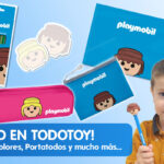 El merchandising coleccionable de Playmobil se ha convertido en una tendencia cada vez más popular entre los aficionados a la marca. Ya no solo triunfan las figuras clásicas o los sets temáticos, sino también los productos relacionados con el universo Playmobil. Uno de los aspectos más valorados por los coleccionistas es encontrar productos diferentes que no suelen estar disponibles en tiendas convencionales. Por eso, en todotoy.es seguimos apostando por incorporar merchandising oficial Playmobil, artículos promocionales y productos coleccionables pensados para quienes disfrutan ampliando su colección con piezas originales. Algunos de estos productos llegan con unidades limitadas y pueden convertirse rápidamente en artículos muy buscados dentro del coleccionismo Playmobil por lo que te recomendamos no pierdas de vista tus productos favoritos, ya que quizás no debas esperar a la próxima Vuelta al Cole si quieres hacerte con ellos… 🛒 Descubre toda la colección de merchandising oficial de DOHE - Playmobil 2026 aquí: todotoy.es merchandising Playmobil
