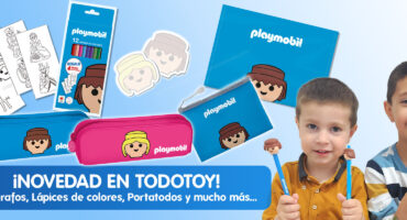 El merchandising coleccionable de Playmobil se ha convertido en una tendencia cada vez más popular entre los aficionados a la marca. Ya no solo triunfan las figuras clásicas o los sets temáticos, sino también los productos relacionados con el universo Playmobil. Uno de los aspectos más valorados por los coleccionistas es encontrar productos diferentes que no suelen estar disponibles en tiendas convencionales. Por eso, en todotoy.es seguimos apostando por incorporar merchandising oficial Playmobil, artículos promocionales y productos coleccionables pensados para quienes disfrutan ampliando su colección con piezas originales. Algunos de estos productos llegan con unidades limitadas y pueden convertirse rápidamente en artículos muy buscados dentro del coleccionismo Playmobil por lo que te recomendamos no pierdas de vista tus productos favoritos, ya que quizás no debas esperar a la próxima Vuelta al Cole si quieres hacerte con ellos… 🛒 Descubre toda la colección de merchandising oficial de DOHE - Playmobil 2026 aquí: todotoy.es merchandising Playmobil