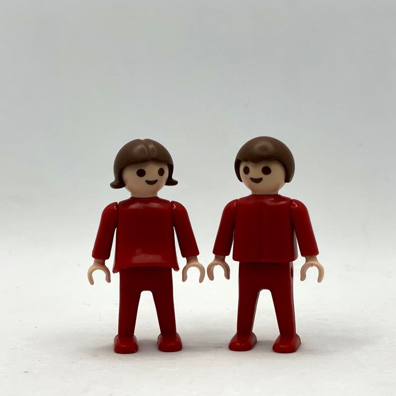 Playmobil pareja ninos rojos