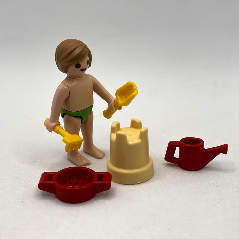 Playmobil nino con castillo de arena