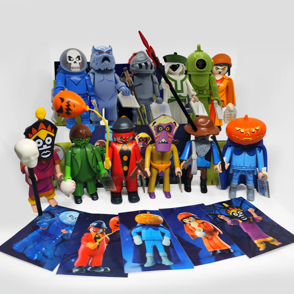 Las 12 figuras de la serie 1 de Scooby-Doo Playmobil 70288 colocadas en dos filas con sus catálogos y adhesivos