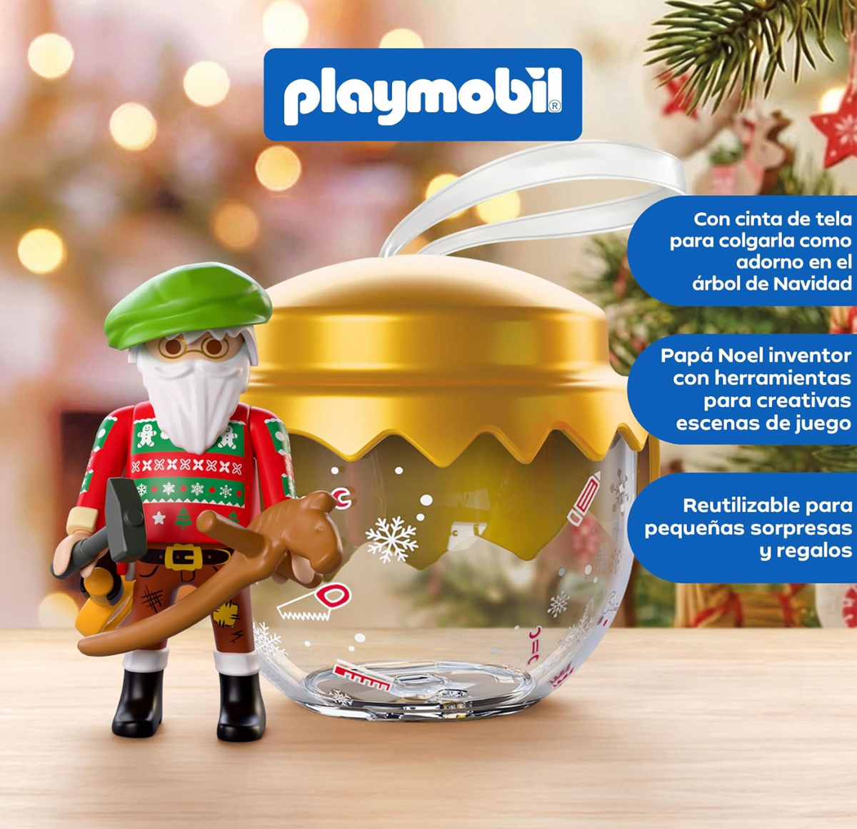 Figura de Papá Noel inventor del Playmobil 72222 con boina verde, gafas, jersey navideño, martillo y caballito de madera junto a la bola dorada