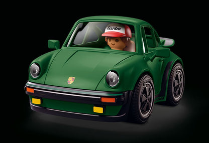 Playmobil 72239 Porsche 911 Turbo verde de frente, con el escudo Porsche y la figura con gorra turbo