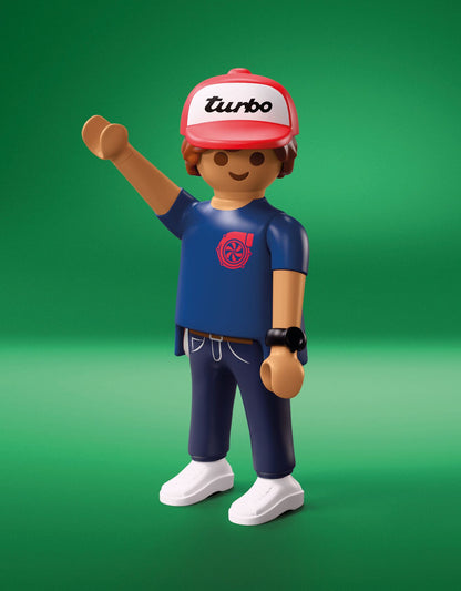 Figura Playmobil del set 72239 con gorra turbo, camiseta azul con un turbocompresor y reloj