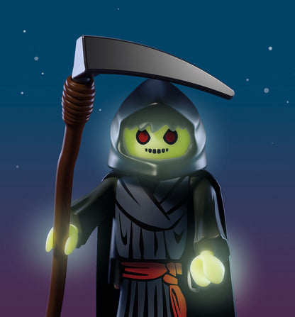 La Parca del Playmobil 72357 con la cara y las manos brillando en verde en la oscuridad