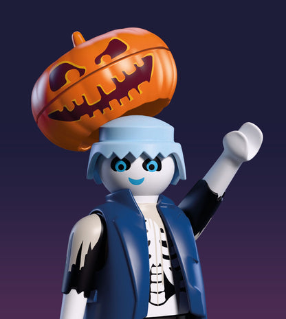 Figura del Playmobil 72358 con traje de esqueleto y la cabeza de calabaza naranja levantada