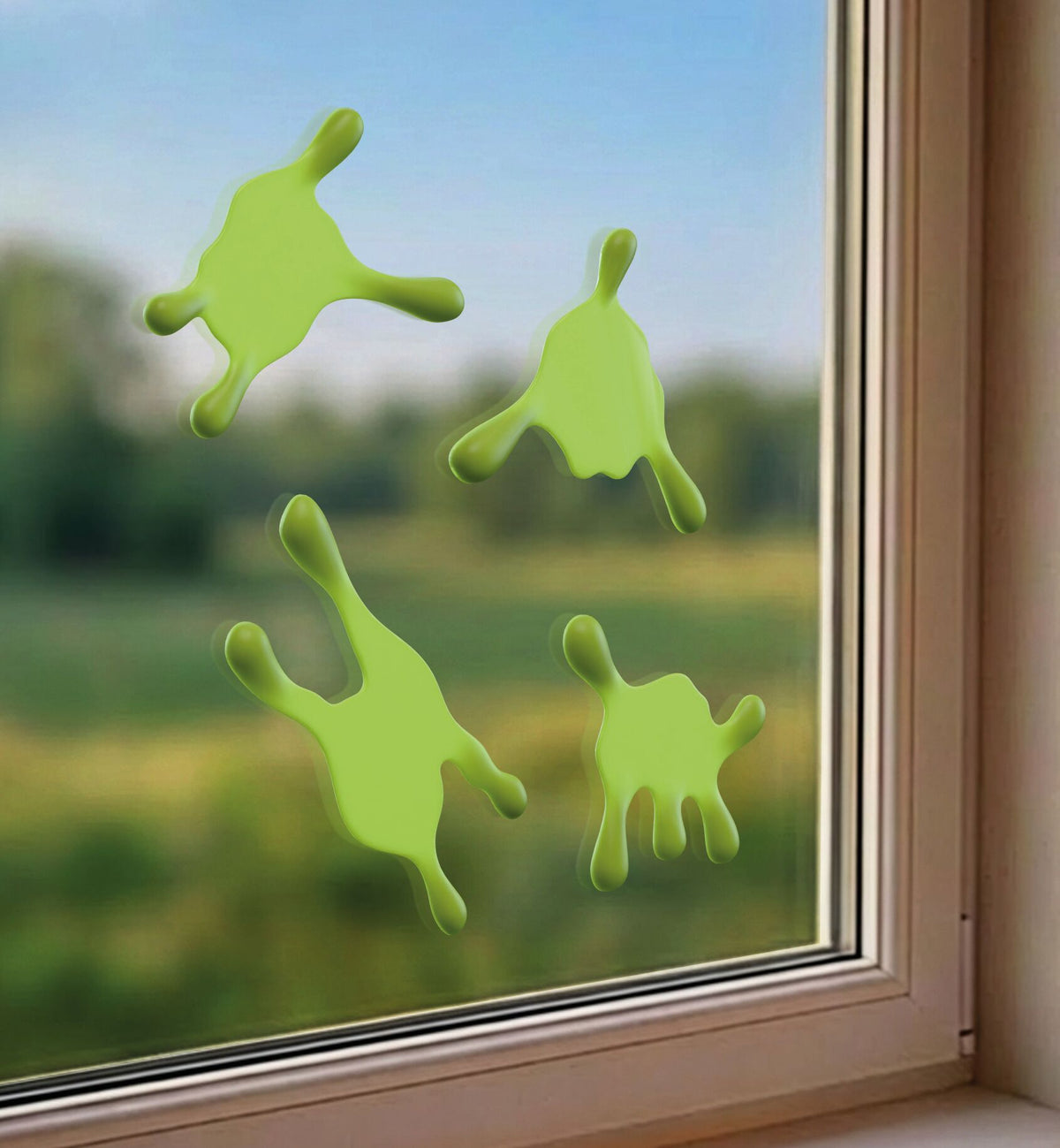 Las cuatro manchas de baba verdes del Playmobil 72359 pegadas en el cristal de una ventana