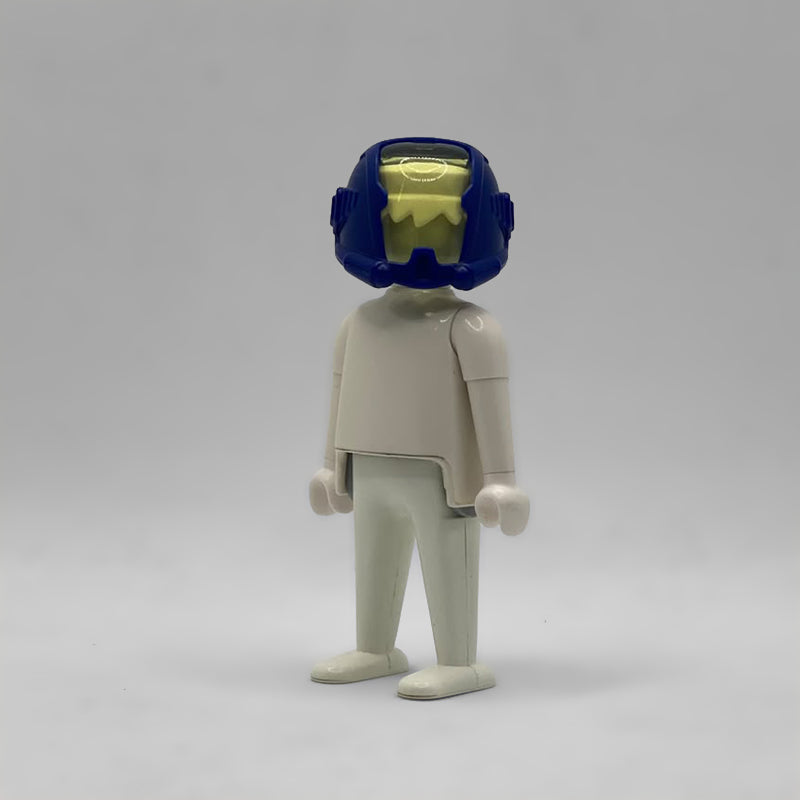 Playmobil Casco Espacial de Soldado CAS091 azul oscuro con visera amarilla montado en una figura