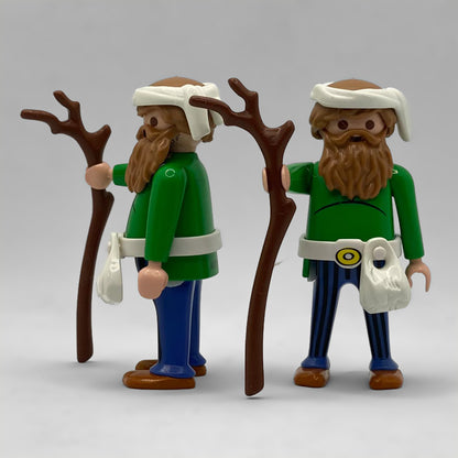 Playmobil Pastor Gordo Belén FCO963 visto por delante y por detrás con barba castaña, zurrón blanco y pantalón azul