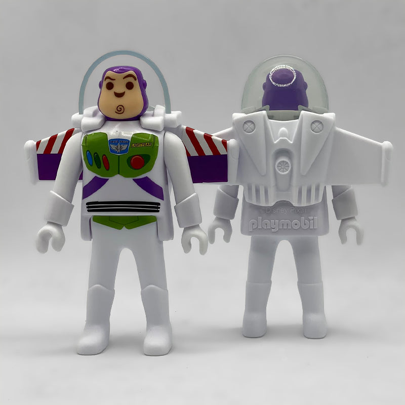Playmobil Buzz Lightyear FCO964 de frente y de espalda, con la marca Disney Pixar playmobil moldeada