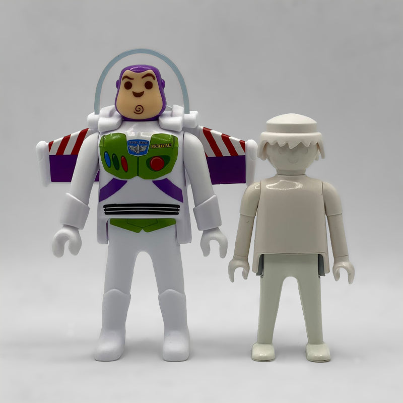 Comparativa de tamaño del Playmobil Buzz Lightyear Maxi FCO964 junto a una figura Playmobil estándar