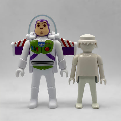 Comparativa de tamaño del Playmobil Buzz Lightyear Maxi FCO964 junto a una figura Playmobil estándar
