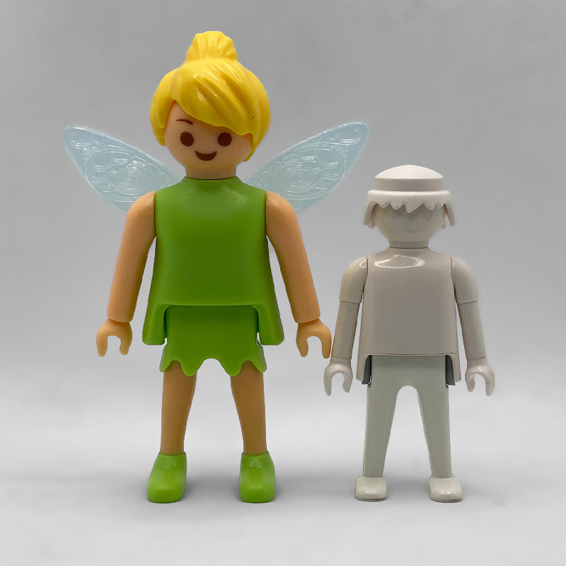 Comparativa de tamaño de la Playmobil Campanilla Maxi FCO965 junto a una figura Playmobil estándar