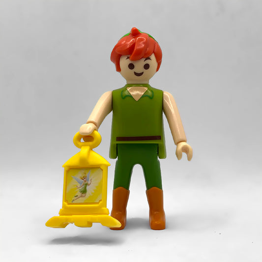 Figura Playmobil Maxi de Peter Pan con túnica verde y la linterna amarilla de Campanilla, referencia FCO966