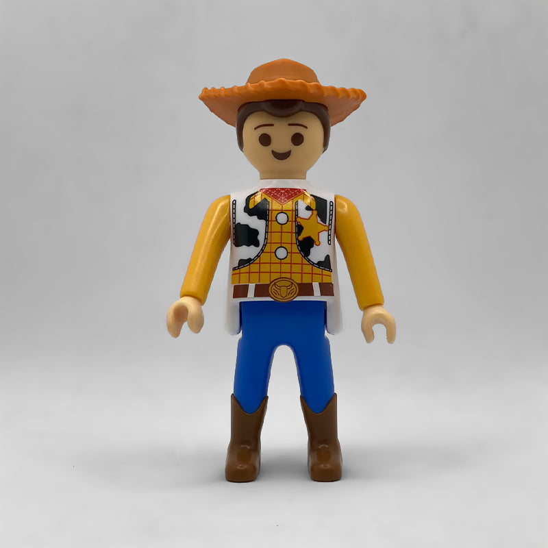 Figura Playmobil Maxi de Woody con sombrero vaquero, chaleco de vaca y estrella de sheriff, referencia FCO967