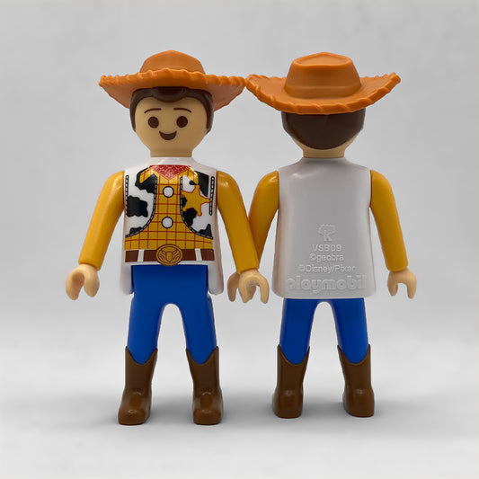 Playmobil Woody Maxi FCO967 de frente y de espalda, con la marca VSB09 geobra Disney Pixar playmobil moldeada