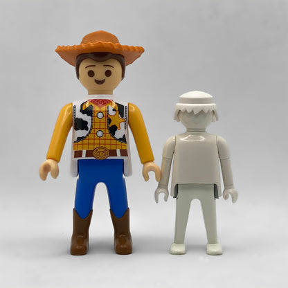 Comparativa de tamaño del Playmobil Woody Maxi FCO967 junto a una figura Playmobil estándar