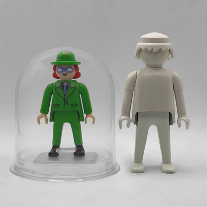 Playmobil Enigma FCO974 - comparativa de tamano de la urna junto a una figura Playmobil estandar