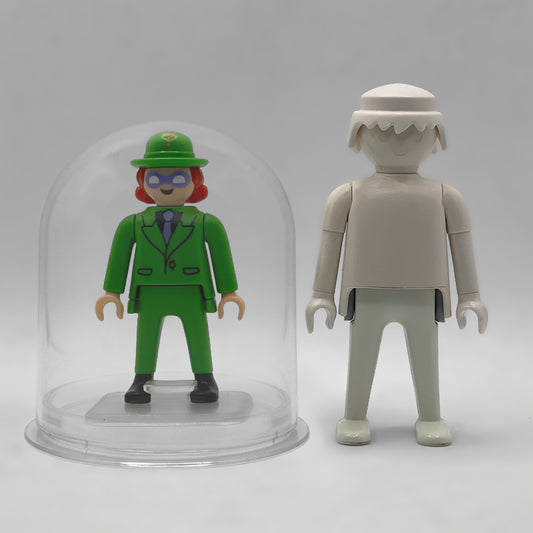 Playmobil Enigma FCO974 - comparativa de tamano de la urna junto a una figura Playmobil estandar