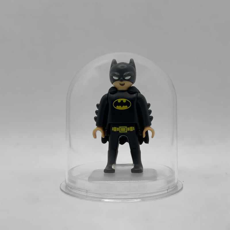 Playmobil Batman FCO975 - minifigura DC dentro de su urna expositora transparente con base y peana