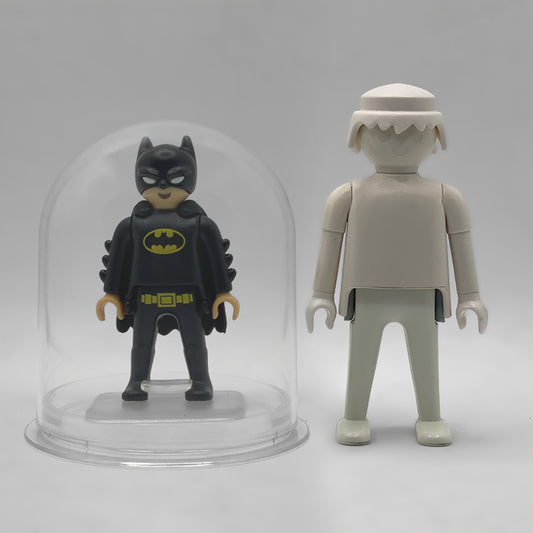 Playmobil Batman FCO975 - comparativa de tamano de la urna junto a una figura Playmobil estandar