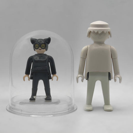 Playmobil Catwoman FCO976 - comparativa de tamano de la urna junto a una figura Playmobil estandar