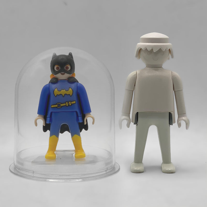 Playmobil Batgirl FCO977 - comparativa de tamano de la urna junto a una figura Playmobil estandar