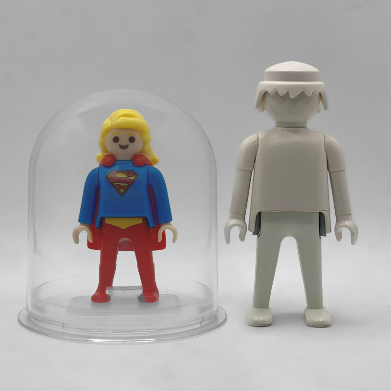 Playmobil Supergirl FCO978 - comparativa de tamano de la urna junto a una figura Playmobil estandar