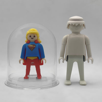 Playmobil Supergirl FCO978 - comparativa de tamano de la urna junto a una figura Playmobil estandar