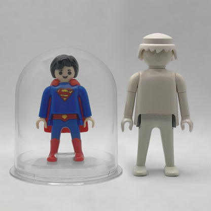 Playmobil Superman FCO979 - comparativa de tamano de la urna junto a una figura Playmobil estandar