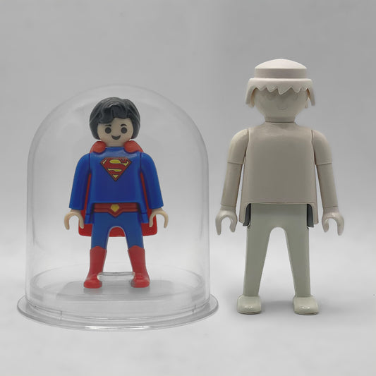 Playmobil Superman FCO979 - comparativa de tamano de la urna junto a una figura Playmobil estandar
