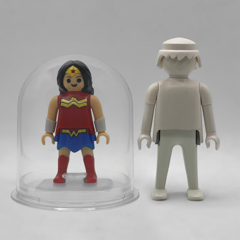 Playmobil Wonder Woman FCO984 - comparativa de tamano de la urna junto a una figura Playmobil estandar