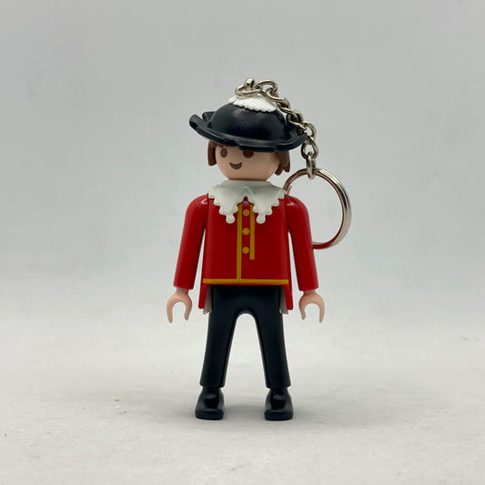 Llavero Playmobil Músico Stadtjugendkapelle Zirndorf con casaca roja de botonadura dorada y tricornio negro