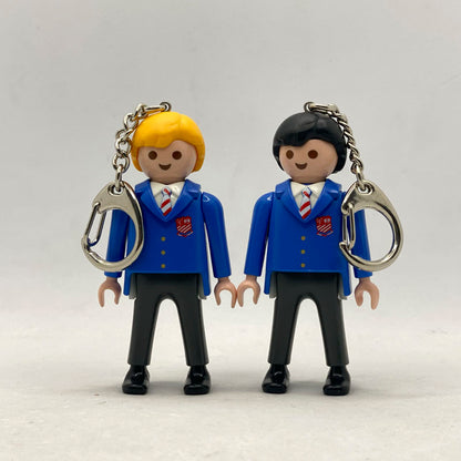Pareja de llaveros Playmobil del centenario del St Aloysius College con blazer azul, corbata de rayas y escudo rojo