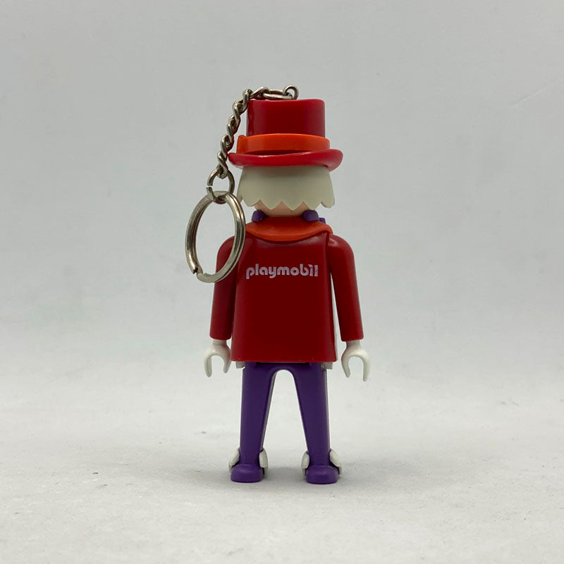 Llavero Playmobil Director de Circo por detrás, con el logotipo de Playmobil en la casaca roja y su cadena