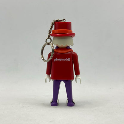 Llavero Playmobil Director de Circo por detrás, con el logotipo de Playmobil en la casaca roja y su cadena