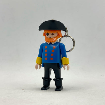 Llavero Playmobil Pirata Azul 7626 con bicornio negro, barba pelirroja, parche en el ojo y casaca azul