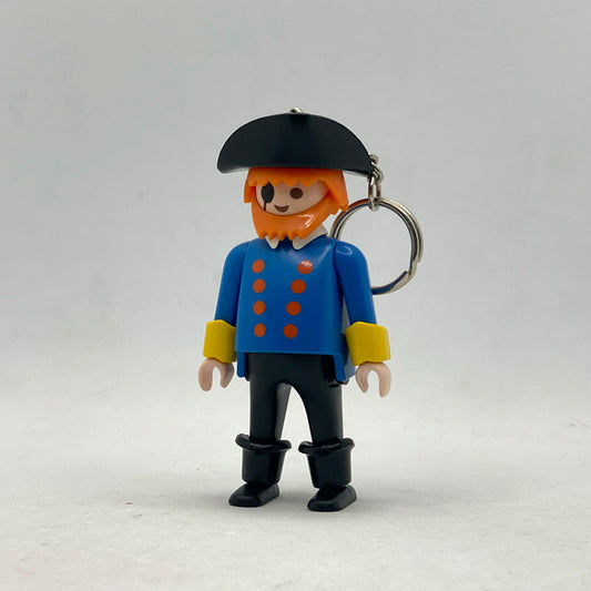 Llavero Playmobil Pirata Azul 7626 con bicornio negro, barba pelirroja, parche en el ojo y casaca azul